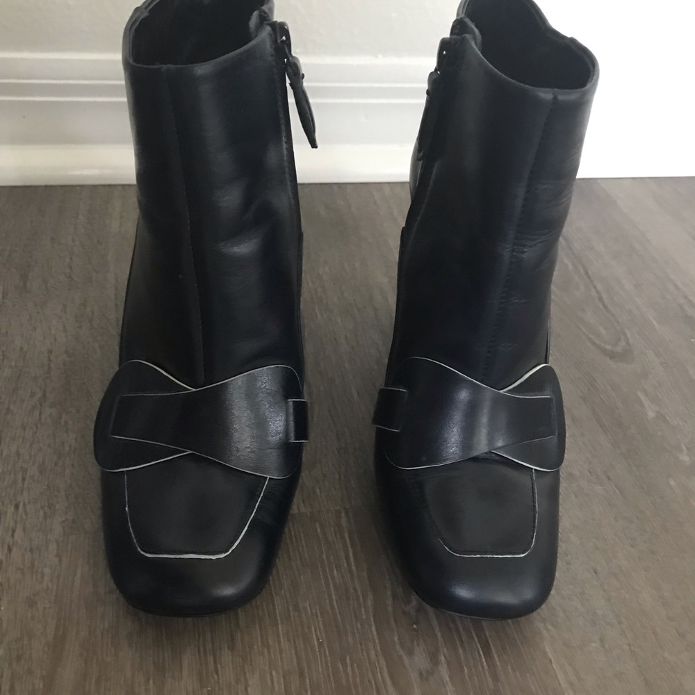 Tory Burch “Bond” ankle bootie 6.5